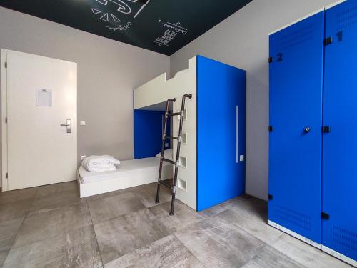 Cette chambre dispose de portes bleues et de lits superposés. dans l'établissement Main Square Hostel, à Zagreb