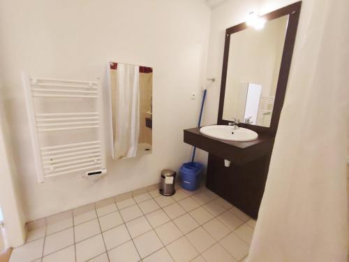 Kúpeľňa v ubytovaní Zénitude, T3, centre Luchon, wifi, casier à skis, ascenseur, 6 personnes