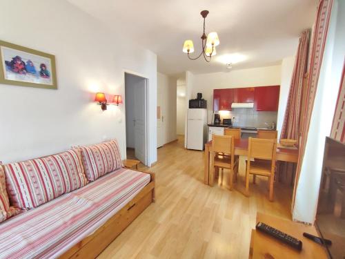 un salon avec un canapé et une salle à manger dans l'établissement Zénitude, T3, centre Luchon, wifi, casier à skis, ascenseur, 6 personnes, à Luchon