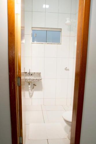 a bathroom with a toilet and a sink at 202-FLAT-Espaço, conforto. É disso que você precisa! in Anápolis
