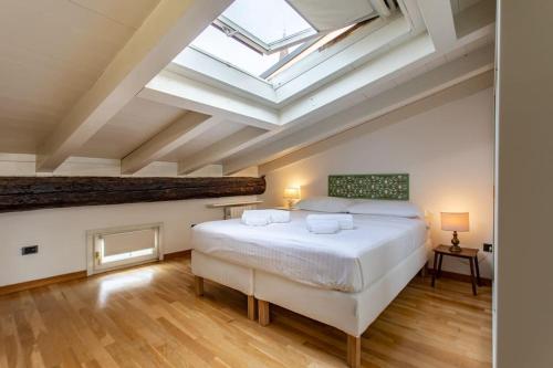 維洛納的住宿－Una Terrazza Fra Le Stelle，一间卧室配有一张床和天窗