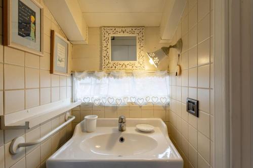 維洛納的住宿－Una Terrazza Fra Le Stelle，一间带水槽和窗户的小浴室