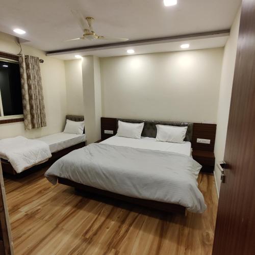 Ένα ή περισσότερα κρεβάτια σε δωμάτιο στο Hotel Shreeji Residency