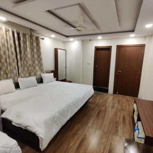 Ένα ή περισσότερα κρεβάτια σε δωμάτιο στο Hotel Shreeji Residency