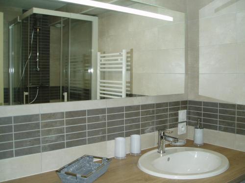 La salle de bains est pourvue d'un lavabo et d'un miroir. dans l'établissement Studio Le Palais, 1 pièce, 4 personnes - FR-1-418-73, au Palais