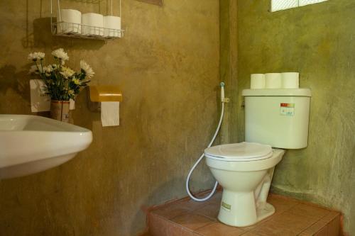 uma casa de banho com um WC e um lavatório em Art House at Chiangdao - StarHouse em Chiang Dao