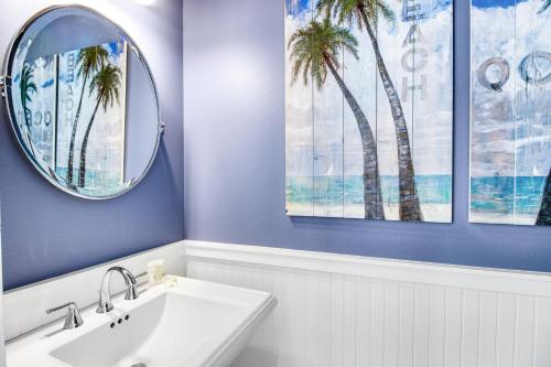 un bagno con un lavandino bianco e uno specchio di LaMedeira 305 Unit A a Holmes Beach