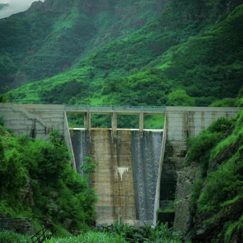 a dam with water falling off of it at Pam de Terra in Palha Carga