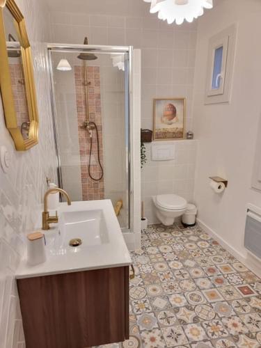 une salle de bain avec un lavabo, une douche et des toilettes dans l'établissement Cosy Apartments - Marseille Panier Intercontinental - City center, à Marseille