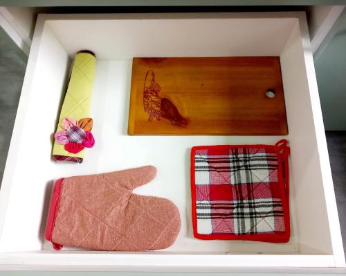 a toy house with a drawer and apron at Li's Apartment in Kottawa