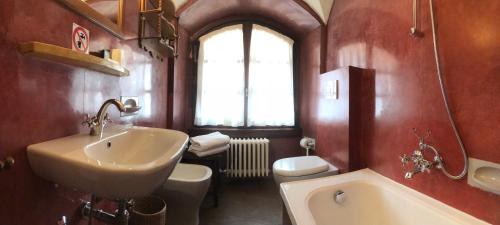 een badkamer met een wastafel, een toilet en een wastafel bij The Golf Club Guest House in Menaggio