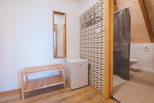 A bathroom at Kormorán panzió