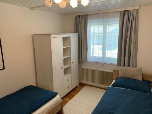 1 dormitorio con 2 camas y ventana en Appartement Centerbase Salzburgerland en Sankt Veit im Pongau