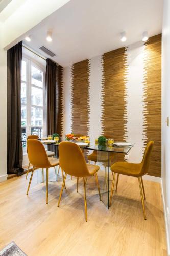 une salle à manger avec une table et des chaises dans l'établissement Sumptuous apartment - 1BR-6P - Bourse, à Paris