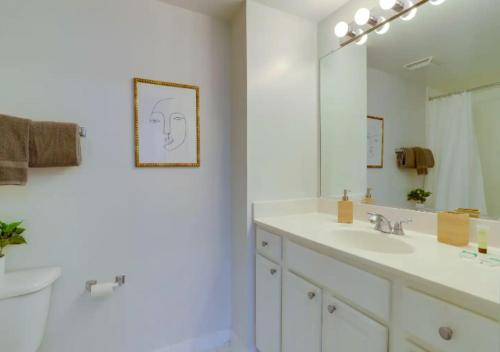 uma casa de banho com um lavatório e um espelho em Fantastic 2BD Condo At Ballston With Gym em Arlington