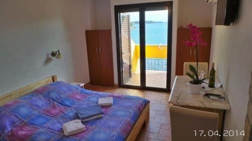 Posteľ alebo postele v izbe v ubytovaní Room in Rovinj with sea view, balcony, air conditioning, W-LAN 81-4