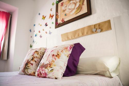 two pillows sitting on top of a bed at Casa singular y con encanto in Baena
