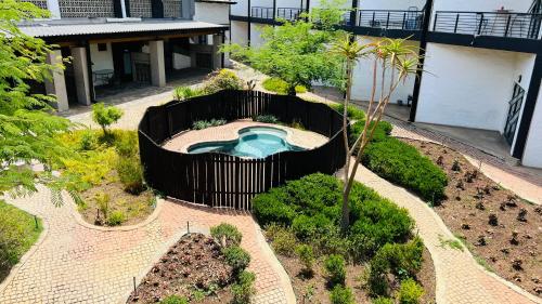 - une vue sur le jardin et la piscine dans l'établissement JHB City Living 119 - fibre Wi-Fi, washing machine & big sunny balcony, à Johannesbourg