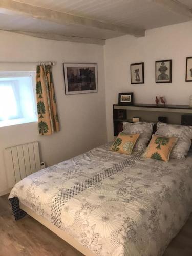 une chambre avec un grand lit dans une pièce dans l'établissement Maison auvergnate traditionnelle récemment rénovée, à La Roquevieille