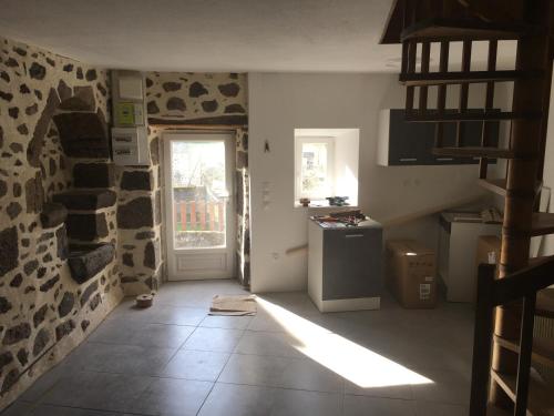 Kuchyňa alebo kuchynka v ubytovaní Maison auvergnate traditionnelle récemment rénovée