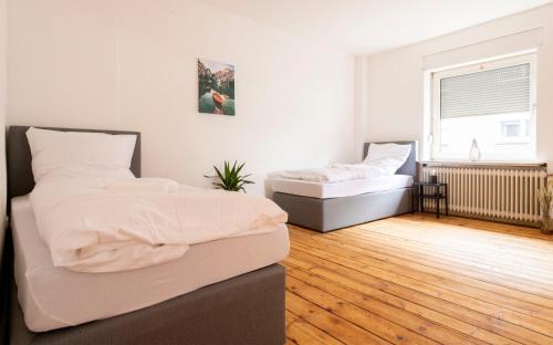 1 Schlafzimmer mit 2 Betten und einem Fenster in der Unterkunft Cozy Apartment ° 7 beds ° 3 bed rooms in Kleve