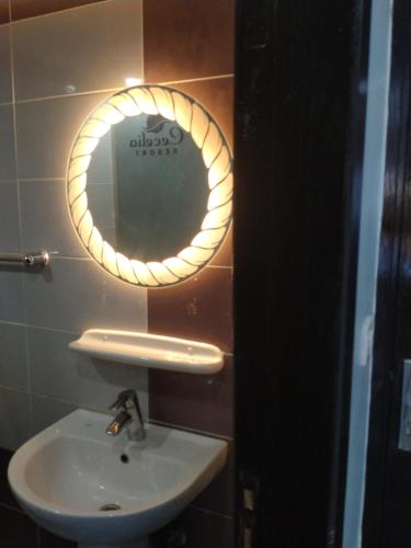 un bagno con un lavandino e uno specchio sul muro di سيسيليا اتش a Hurghada