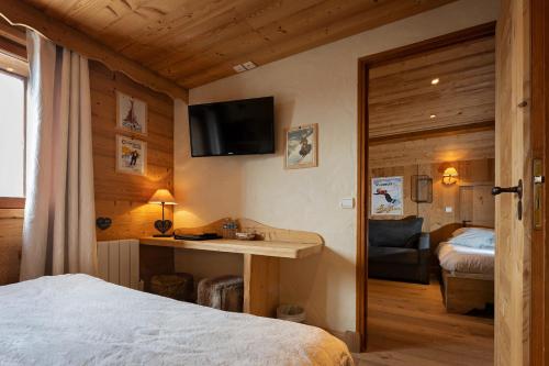 Ένα ή περισσότερα κρεβάτια σε δωμάτιο στο Chalet Hôtel du Mont-Charvin & Spa
