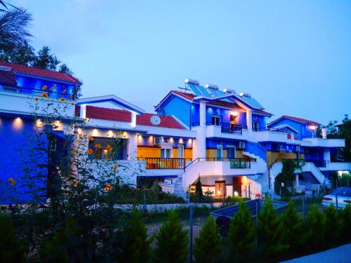 ein großes weißes Gebäude mit blauen Lichtern in der Unterkunft Blue Sea Beach Resort in Skala Potamias