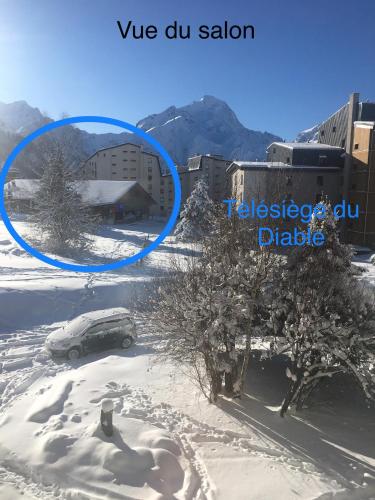 une photo d'un bâtiment avec une voiture dans la neige dans l'établissement Station Les Deux Alpes, le Refuge du Diable, front de neige, 4/6 personnes, à Les Deux Alpes