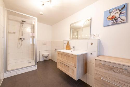 ein Bad mit einem Waschbecken, einer Dusche und einem WC in der Unterkunft Landhotel Gasthof Stern in Gößweinstein