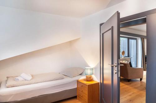 - une chambre avec un lit et un escalier dans l'établissement Haus Excelsior Top 37b, à Seefeld in Tirol