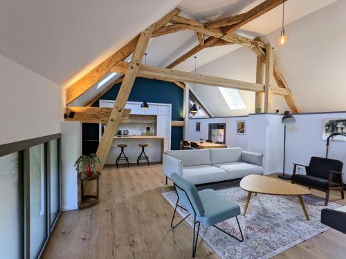 ein Wohnzimmer mit einem Sofa und einem Tisch in der Unterkunft Maison de Village 296-4 in Duingt