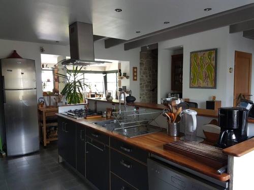 une cuisine avec un évier et un plan de travail dans l'établissement Ty Joé, grande et belle maison de caractère, à Sarzeau