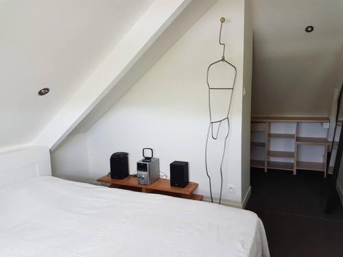 Ty Joé, grande et belle maison de caractère في سارزو: غرفة نوم بها سرير ومكبران صوت على طاولة