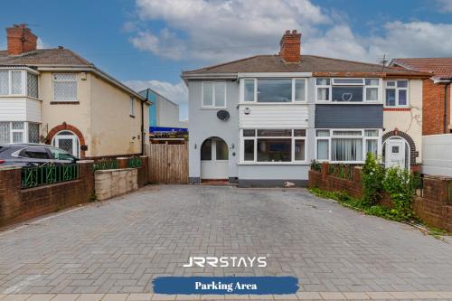 an empty driveway in front of a house at Tipton 3 Bedroom House Garden Sleeps 7 - JRR Stays in Coseley