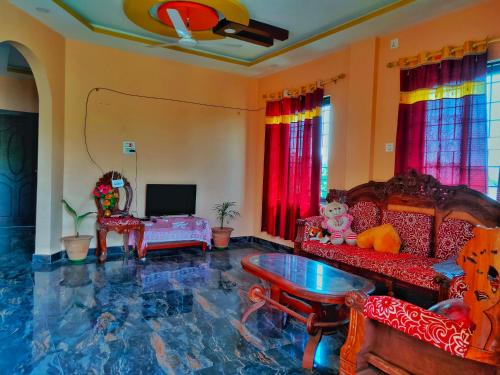 een grote woonkamer met een marmeren vloer bij Tathāgata Homestay in Rummindei