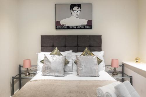 Dormitorio con cama con dosel en la pared en Stunning 3 Bed London Townhouse en Londres