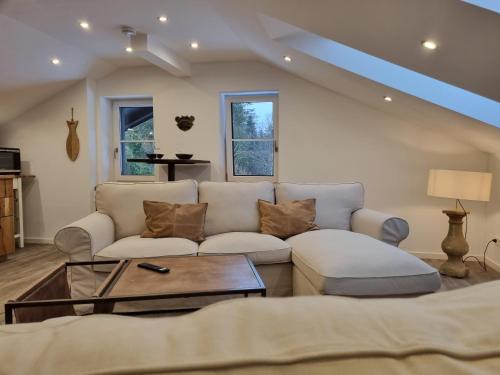 een woonkamer met een bank en een tafel bij Zollhaus 65 in Reit im Winkl