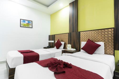 Cama o camas de una habitación en Hotel Kochi Crown