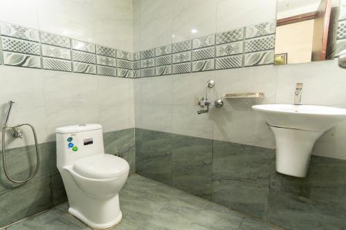 Un baño de Hotel Kochi Crown