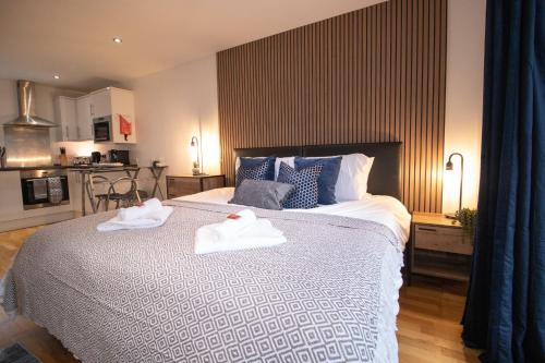 een slaapkamer met een bed met handdoeken erop bij Union Suite in Cambridge