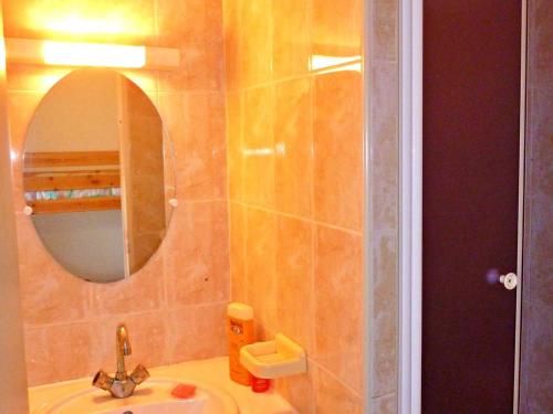 une salle de bain avec un lavabo et un miroir dans l'établissement Studio cabine cosy avec terrasse, accès direct plage et parking privé, 2-4 pers, animaux ok - FR-1-387-139, à Marseillan