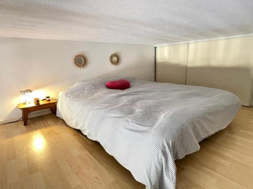 una camera da letto con un cuscino rosso di Nice Renting - CURIE - Luxury Suite Terrace Sea View Princely Palace - Odeon Tower - AC - fully equipped a Beausoleil
