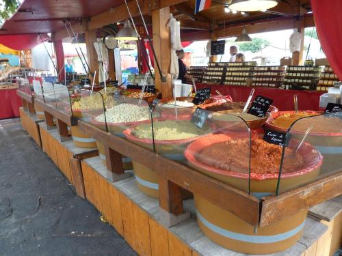 une ligne de buffet avec de nombreux types de nourriture différents dans l'établissement Appartement lumineux avec clim, terrasse et parking à Marseillan - FR-1-387-35, à Marseillan