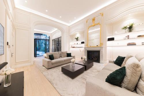 sala de estar con sofá y chimenea en Luxury 3 bedrooms townhouse in perfect location, en Bruselas