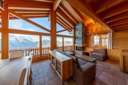 ein großes Wohnzimmer mit Bergblick in der Unterkunft Chalet Ciel de Lit in Nendaz