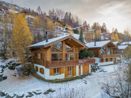 ein Blockhaus im Schnee mit Schnee in der Unterkunft Chalet Ciel de Lit in Nendaz