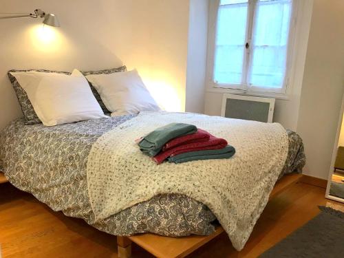 une chambre avec un lit avec deux serviettes dessus dans l'établissement L'appartement Vaugirard, à Paris