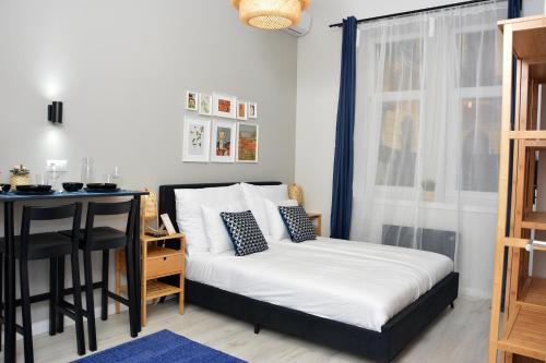 um quarto com uma cama, uma secretária e uma janela em Casa Bacsó em Budapeste