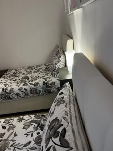Postel nebo postele na pokoji v ubytování Sliema 2BR & Parking, Beach Promenade Walks
